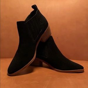 Dolce Vita women’s black suede ankle bootie size 7